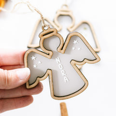 Love Christmas | Weihnachtsengel aus Acryl mit Holzrand - Weihnachtsbaumanhänger