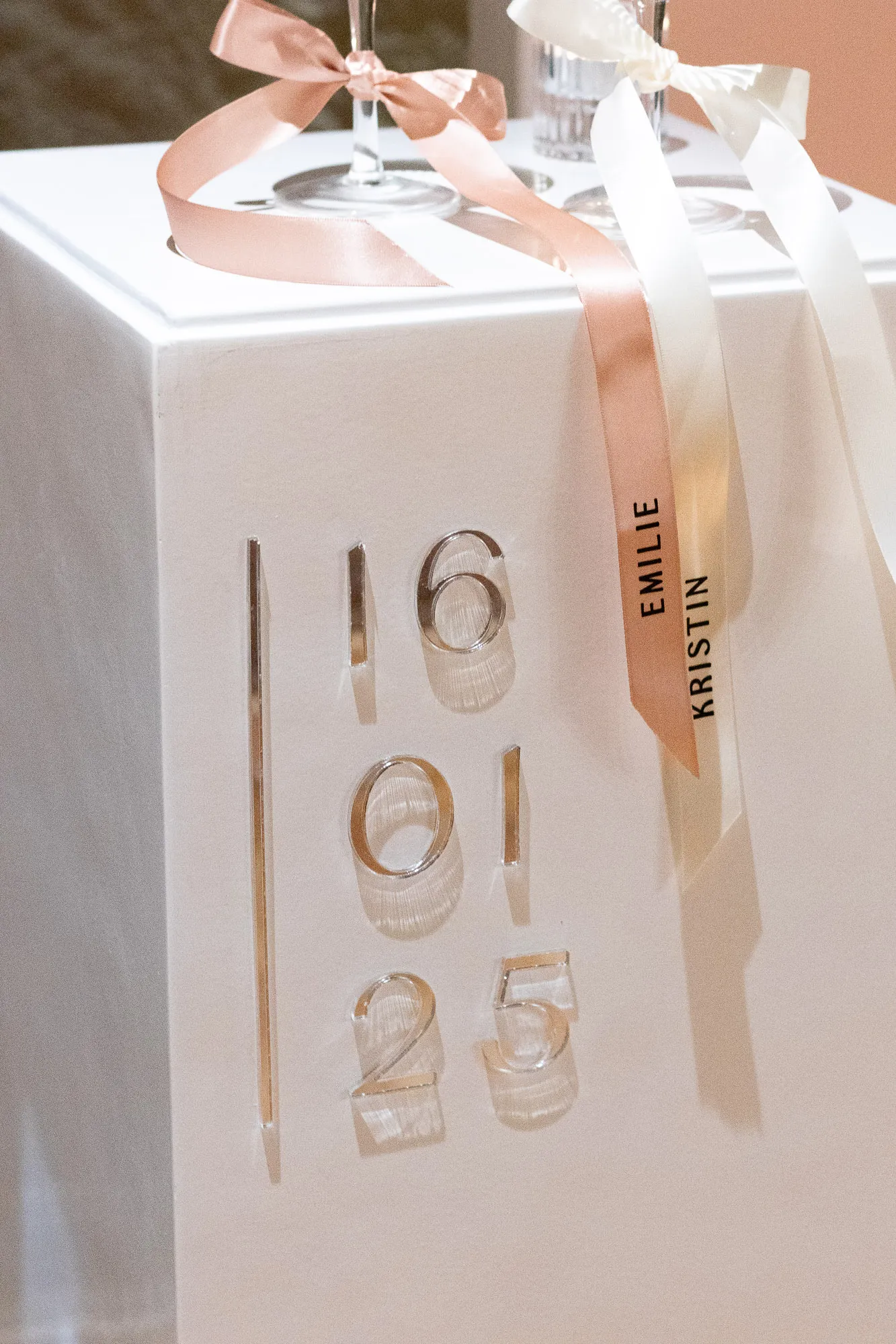 schildverliebt-hochzeit-3d-buchstaben-details-personalisiert Personalisierte 3D-Buchstaben und Zahlen als Hochzeitsdetails auf weißer Box
