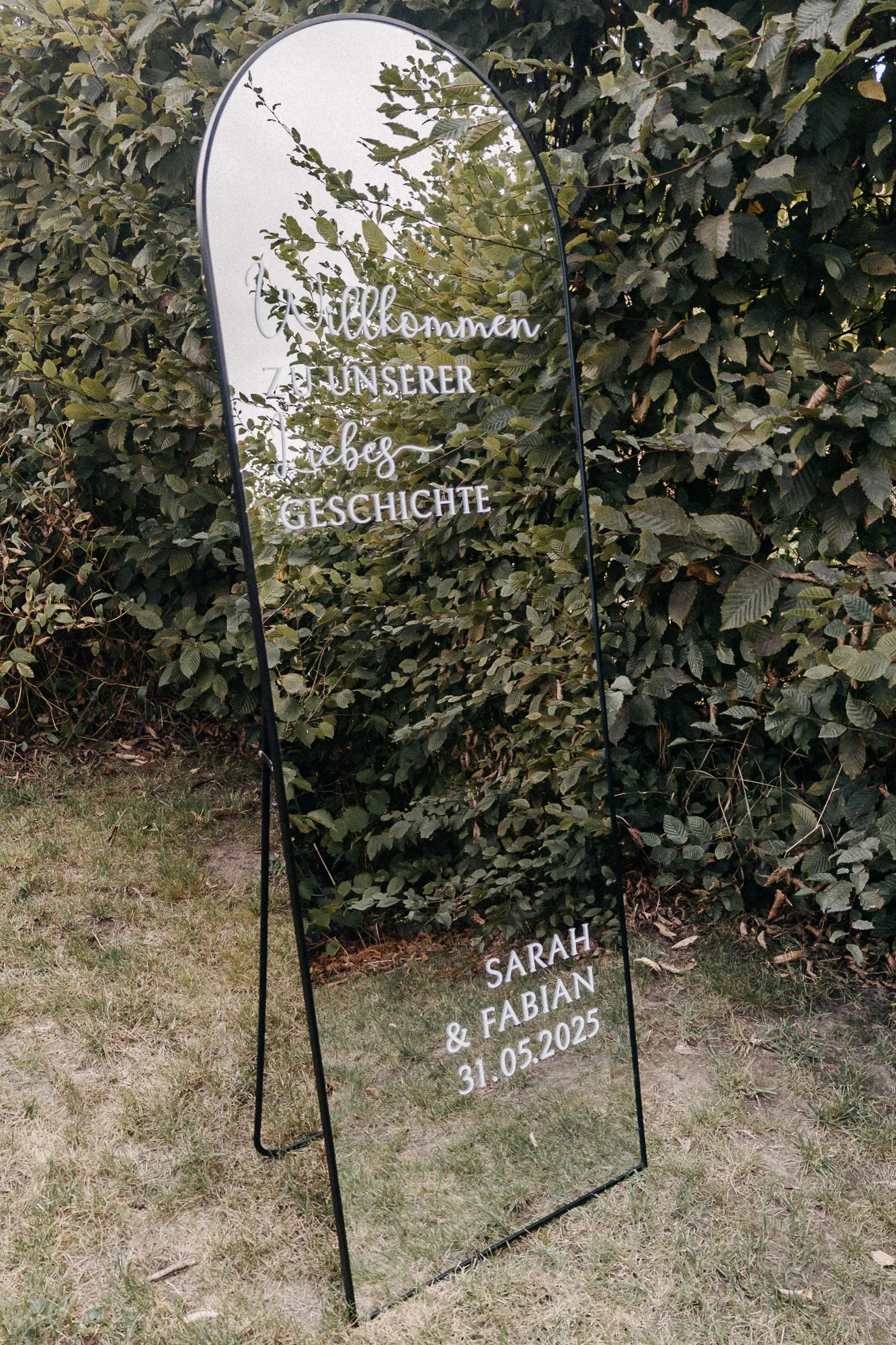 schildverliebt-hochzeitsschild-aufkleber-spiegel-personalisiert Großer Standspiegel mit personalisierten Hochzeitsaufklebern im Freien