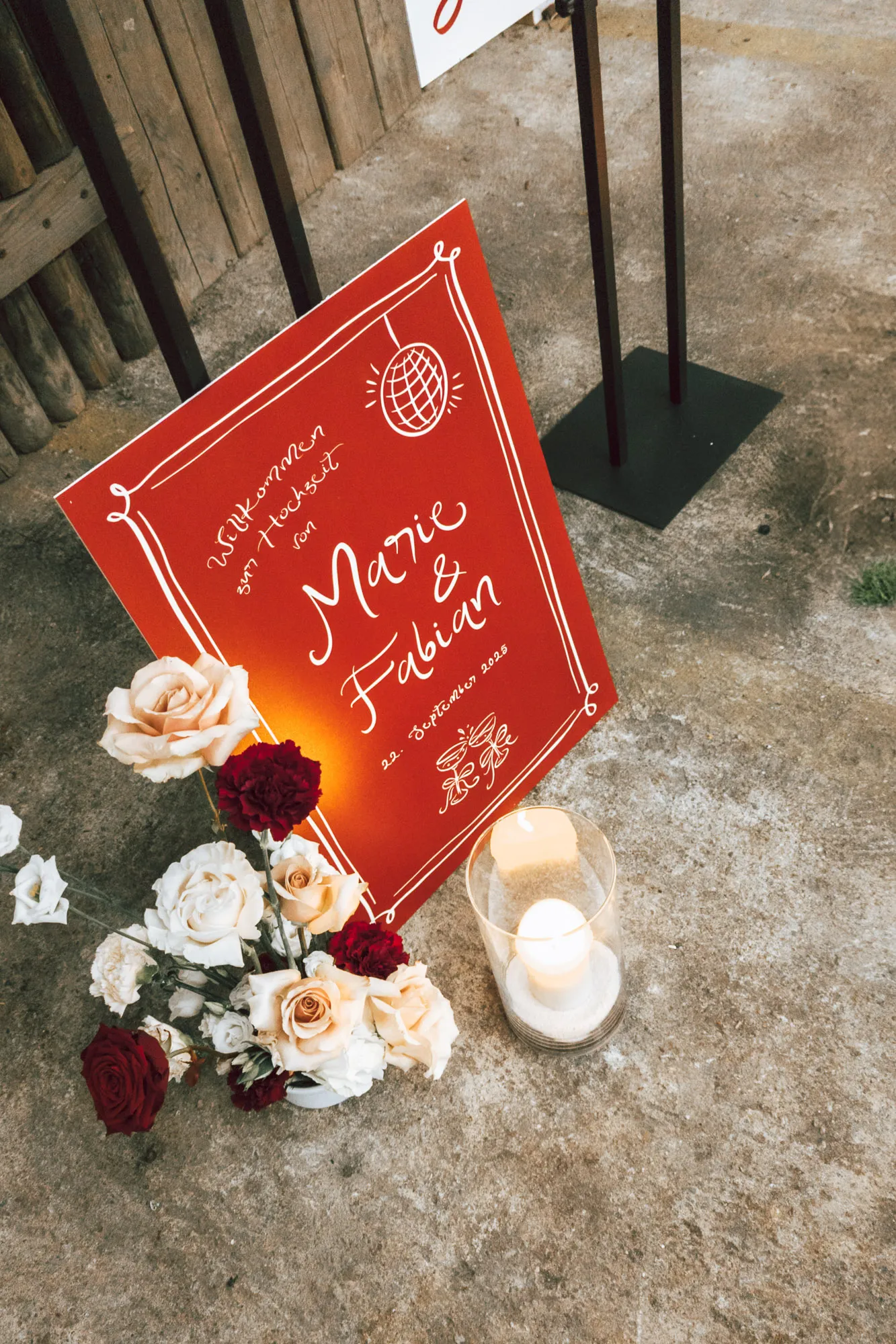 schildverliebt-individuelles-design-hochzeitsschild-hartschaum-rot Individuell gestaltetes Hochzeitsschild aus Hartschaum in Rot mit Blumendekoration