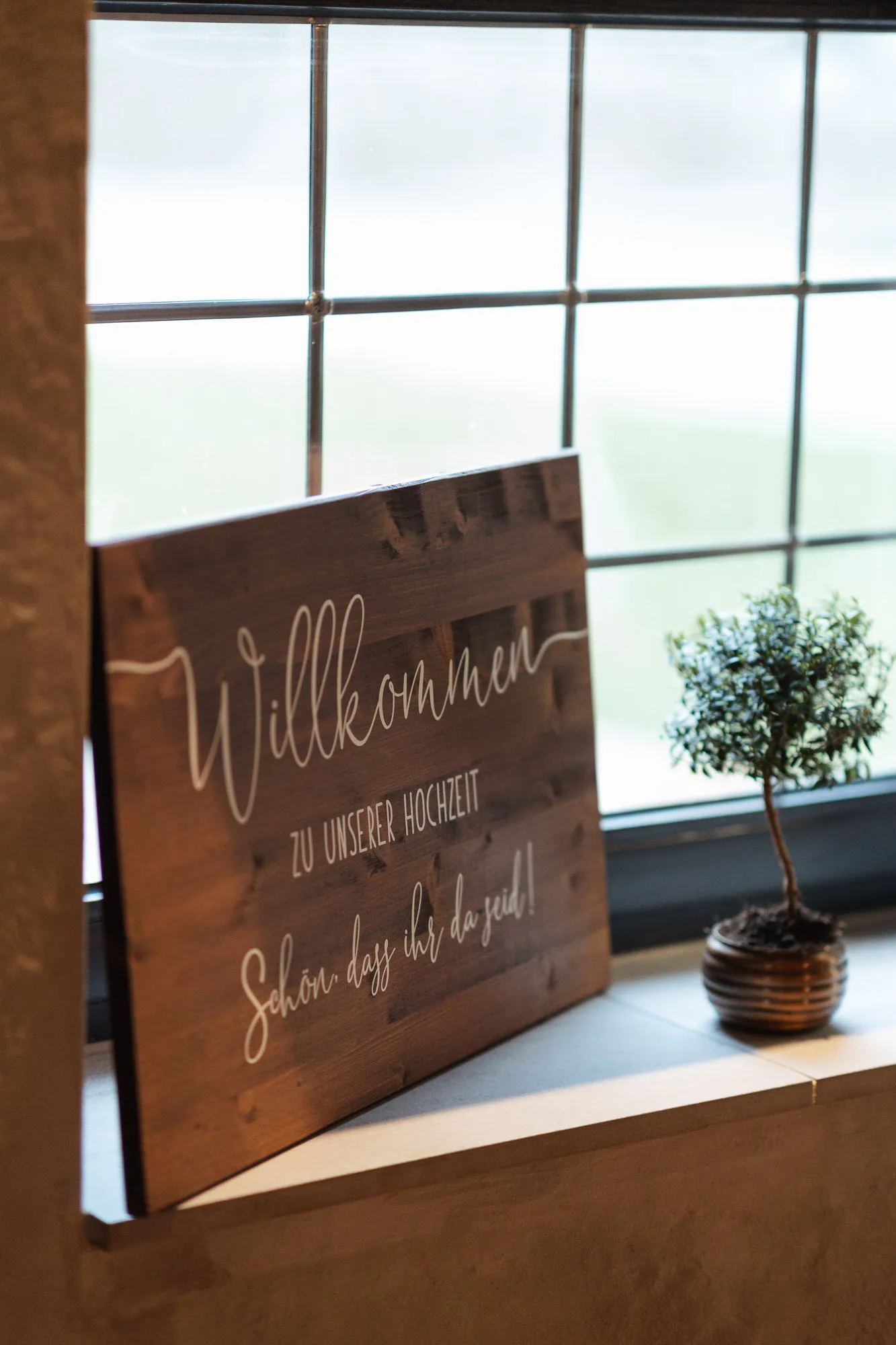 schildverliebt-individuelles-design-willkommensschild-holz-hochzeit Personalisiertes Willkommensschild aus Holz mit Kalligrafie zur Hochzeit
