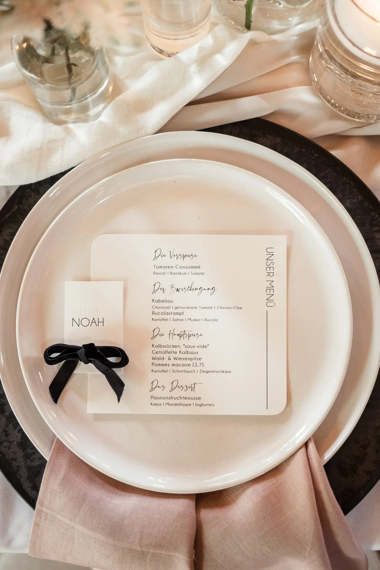 schildverliebt-tagespapeterie-hochzeit-tischkarte-menue Hochzeits-Tagespapeterie von Schildverliebt mit Tischkarte und Menükarte auf gedecktem Tisch